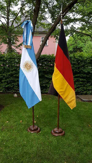 Argentinische und deutsche Flagge in der argentinischen Botschaft in Berlin